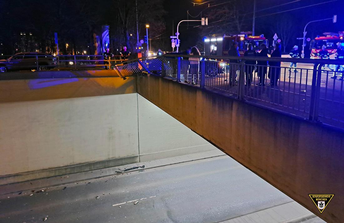 Bei einem Unfall auf der Münchner Tivolistraße zwischen einem Auto und einem Bus ist ein Brückengeländer so stark beschädigt worden, dass Teile auf die Ifflandstraße zu stürzen drohten.