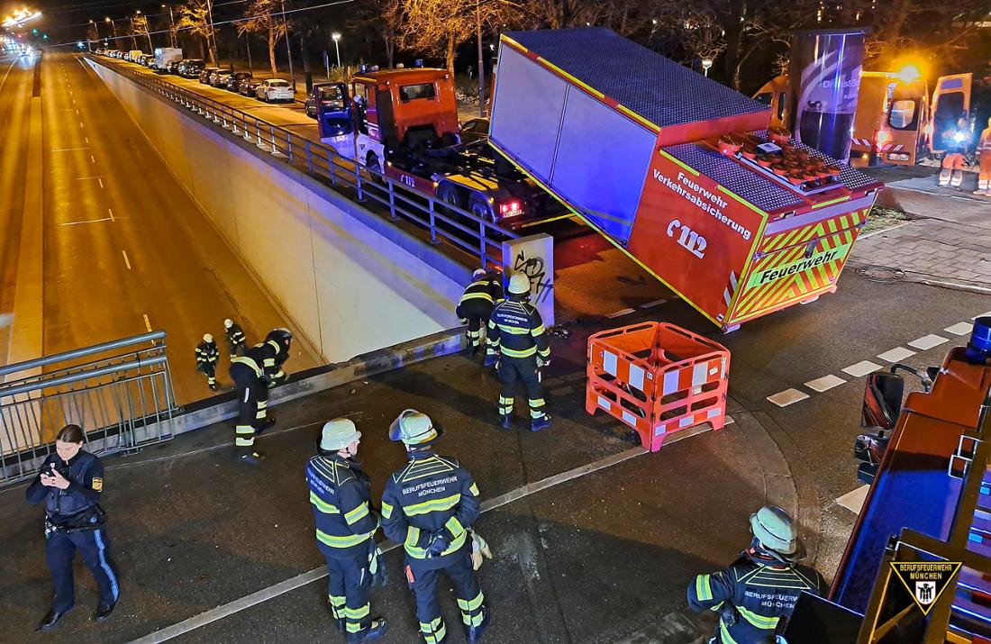 Bei einem Unfall auf der Münchner Tivolistraße zwischen einem Auto und einem Bus ist ein Brückengeländer so stark beschädigt worden, dass Teile auf die Ifflandstraße zu stürzen drohten.