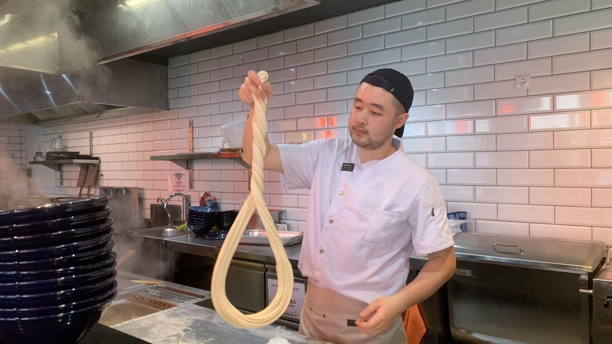 Chefkoch Xiayao Wang ist ein Meister in der Zubereitung von Biang Biang. 