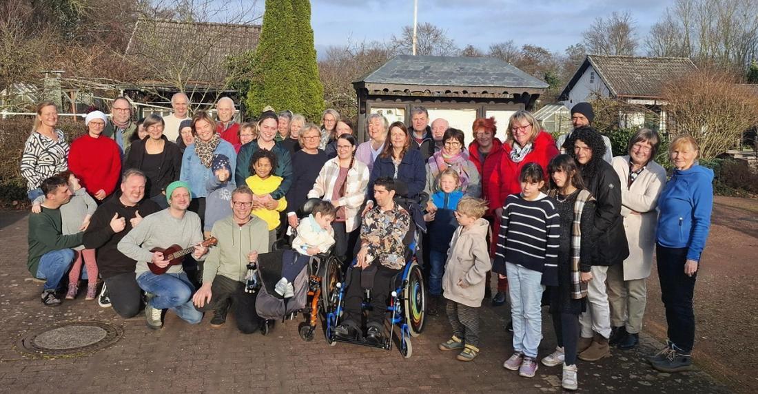 Gemeinsam mit Kapelle Petra (unten links) feierte der ambulante Kinder- und Jugendhospiz und die Familien die erste Schirmherrschaft im Rahmen einer Weihnachtsfeier.