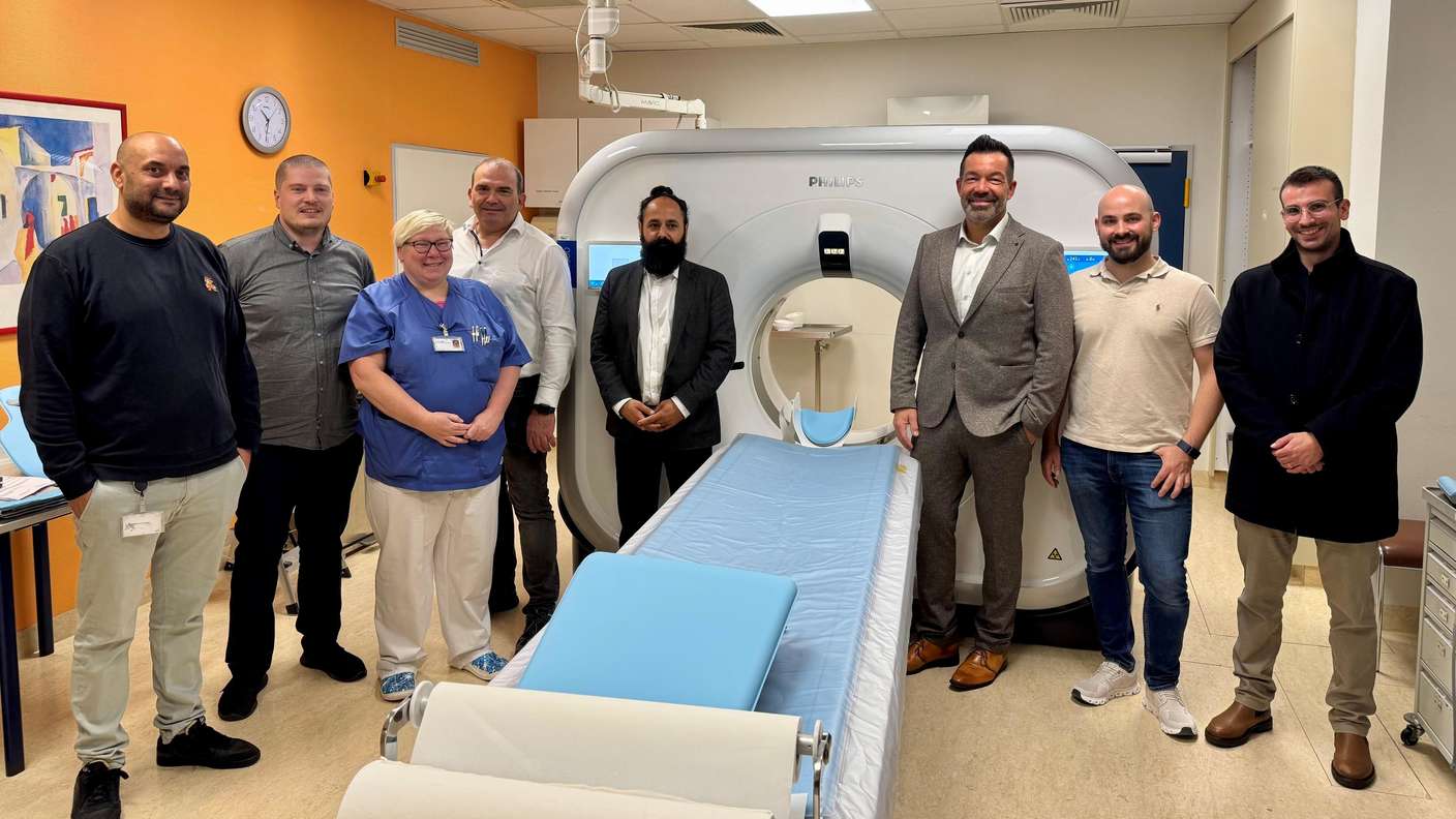 Stolz auf das erfolgreich eingebaute neue CT: (von links) Saber Abidi (Teamleiter Medizintechnik), Marc Unverzagt (Projektleitung CT-Projekt Friedberg/Teamleiter  Betriebstechnik), Monika Grigori (Radiologie), Dr. med. Andreas Breithecker (Chefarzt  Radiologie), Ali Bulut (Technischer Leiter GZW) sowie die Philips-Vertreter Marco Seemann, Dennis Scherf und Mathias Umlauf.