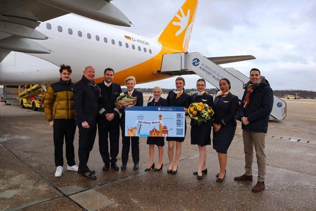 Die Sundair-Crew freut sich auf die ersten Passagiere: Jan C. Bruns, Geschäftsführer der Abfertigungstochter AirPart (2. v.l.), Pressesprecher Christian Albrecht (r.), Felix Tischner vom Aviation Vertrieb (l.) mit dem Sundair-Team.