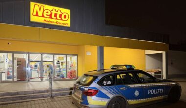 Maskierter überfällt Supermarkt in Nürnberg, bedroht Kassiererin mit Pistole und flüchtet