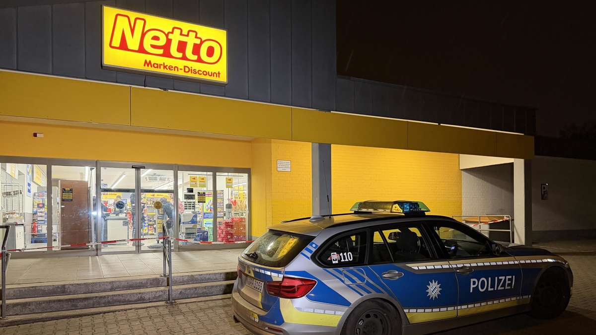Maskierter überfällt Supermarkt in Nürnberg, bedroht Kassiererin mit Pistole und flüchtet