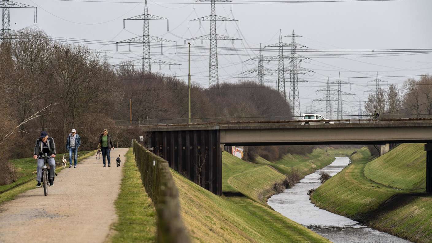 Der Emscher-Fahrradweg führt entlang der renaturierten Emscher.