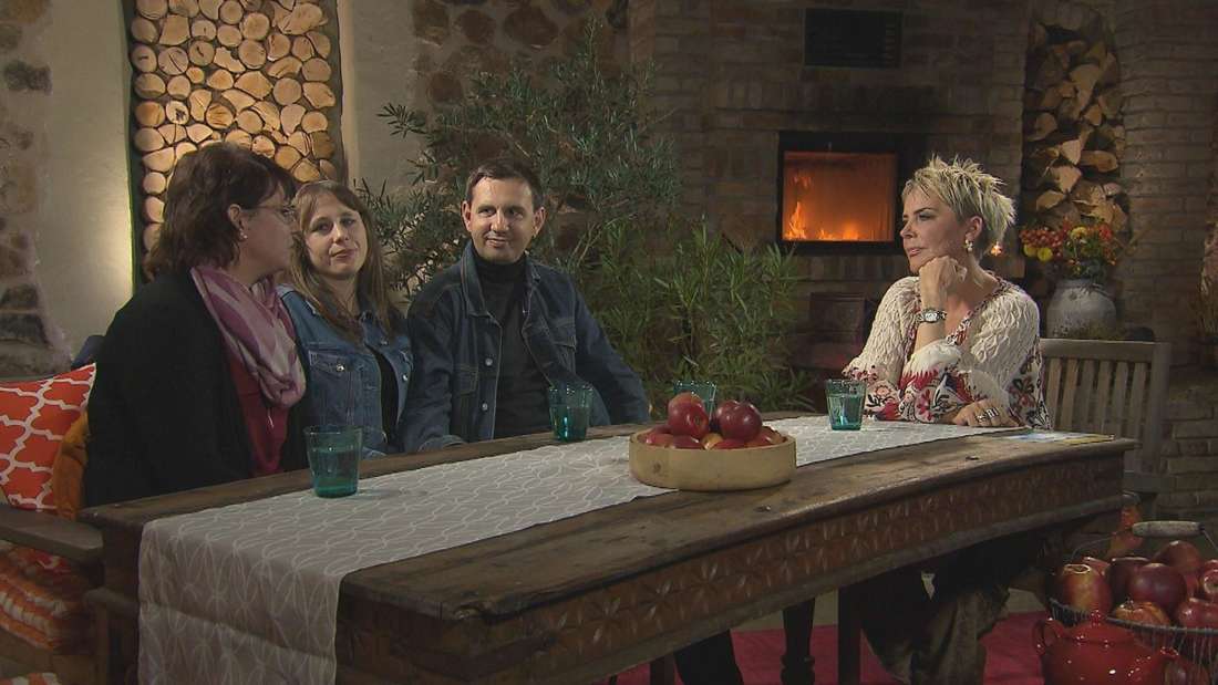 Beim „Bauer sucht Frau“-Wiedersehen noch im Partnerlook, inzwischen aber getrennt: Michaela (2.v.l.) und Thomas (2.v.r.).