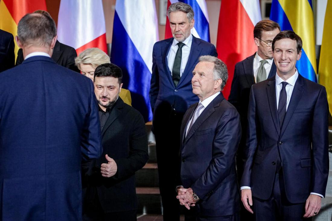 Bundeskanzler Friedrich Merz (vorne l-r, CDU), Wolodymyr Selenskyj, Präsident der Ukraine, Steve Witkoff, Sondergesandter der Vereinigten Staaten, Jared Kushner, Unternehmer und Ehemaliger Chefberater des Präsidenten der Vereinigten Staaten, sowie Dick Schoof (hinten Mitte), Ministerpräsident der Niederlande, und Ulf Kristersson, Ministerpräsident von Schweden, stehen zu Beginn des Ukraine-Gipfels im Bundeskanzleramt für ein Gruppenfoto zusammen.