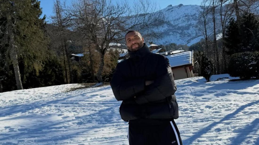 Jonathan Tah posiert im Schnee.