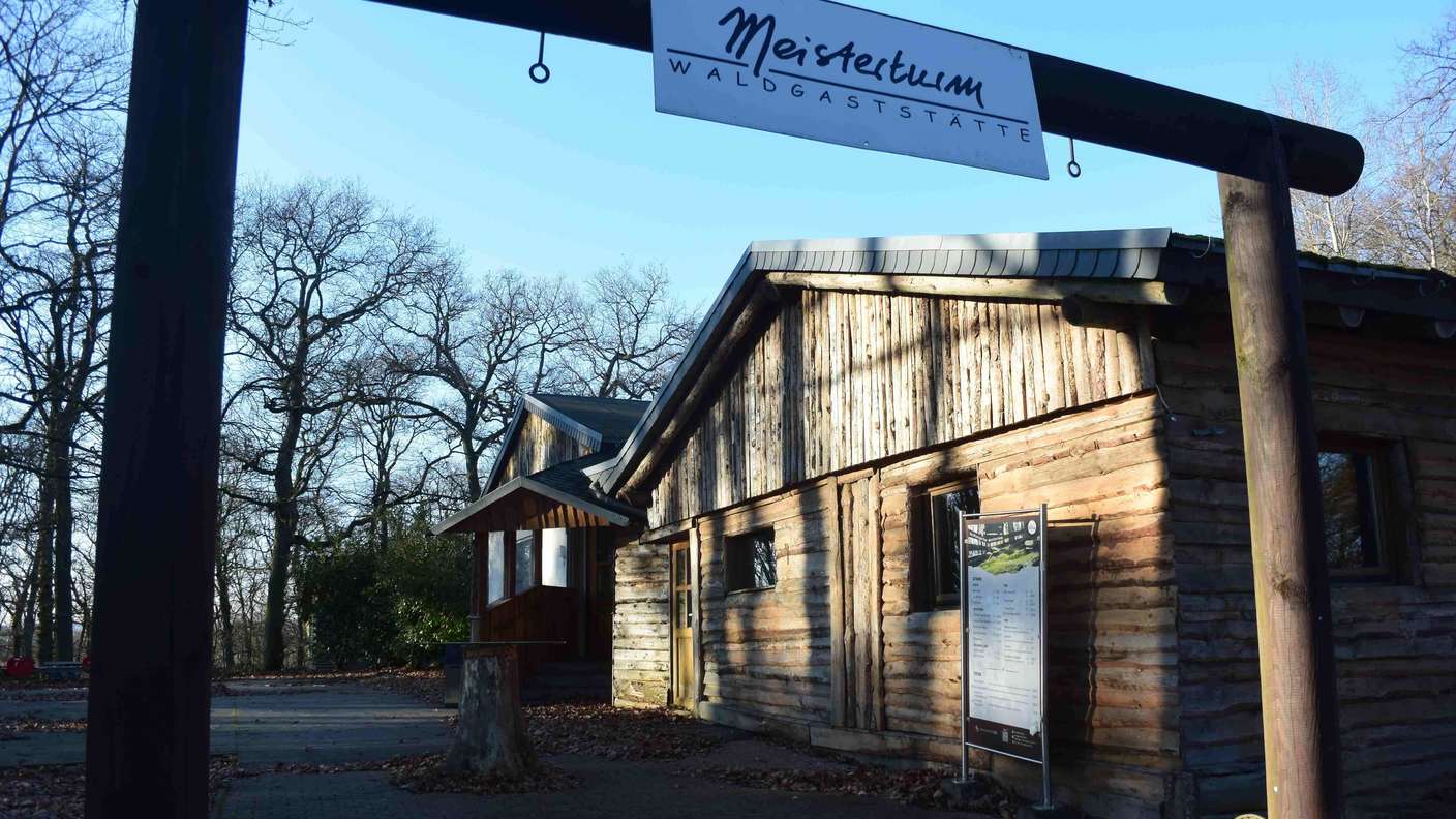 Die Gaststätte am Meisterturm sollte abgerissen und durch einen Neubau ersetzt werden. Aber auch dieses Vorhaben steht zur Disposition.
