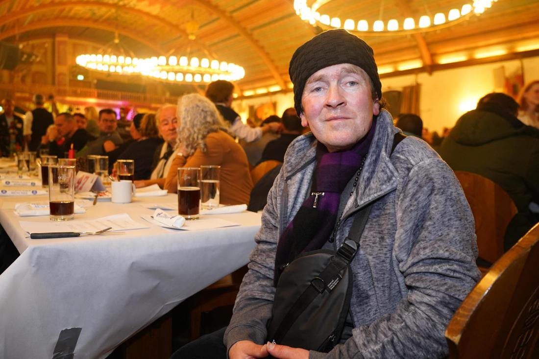 Obdachloser Franz-Josef bei der Weihnachtsfeier im Hofbräuhaus.