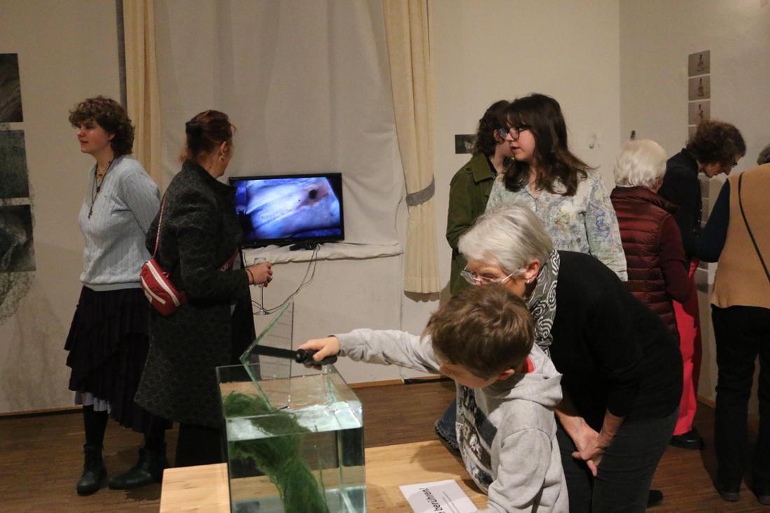 Über 100 Besucher kamen zur Vernissage am Pantaleonsberg. Die aktuelle Ausstellung bietet ein weites Spektrum an moderner, aber auch an traditioneller Kunst. 