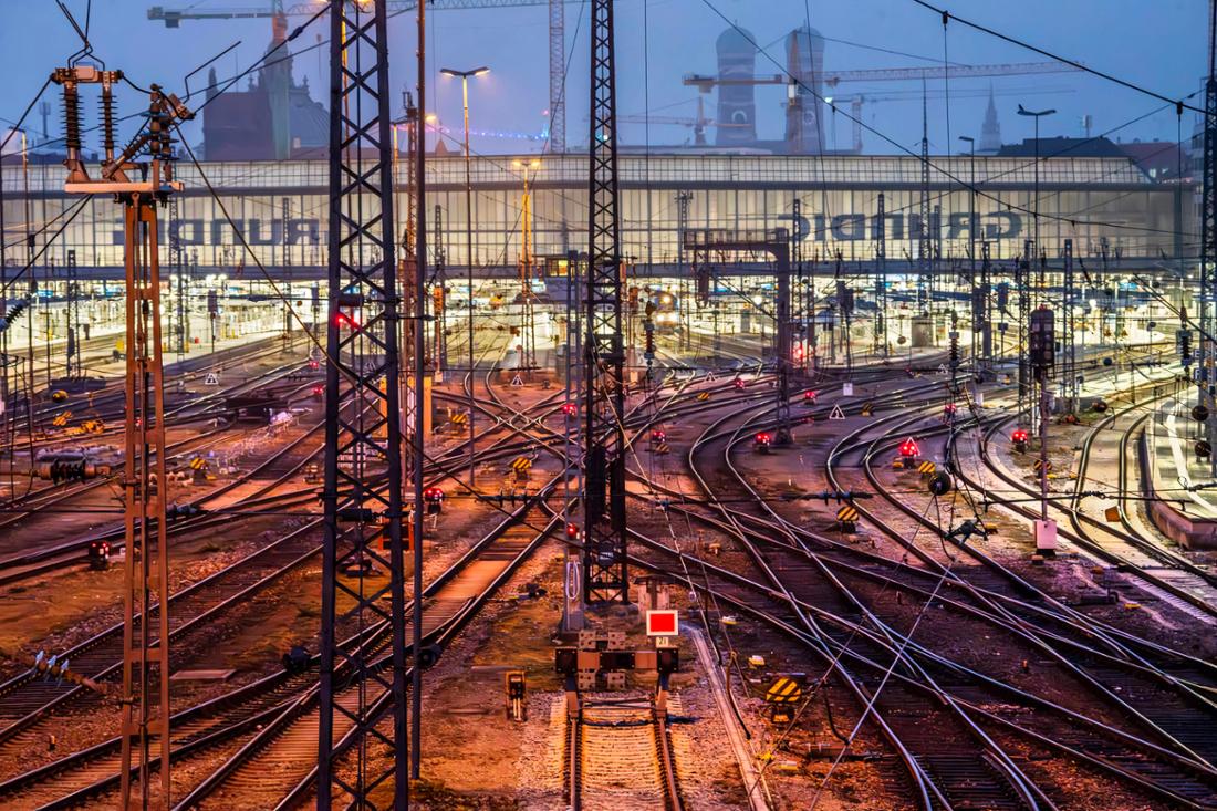 Ein stark alkoholisierter 19-Jähriger betrat die Gleisanlagen und zwang zwei Regionalzüge zur Notbremsung. Der Mann hatte 2,1 Promille. (Symbolbild)