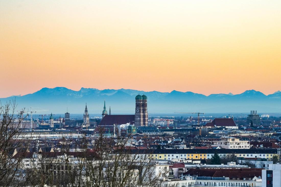 Klarer, kalter Himmel über dem winterlichen München. Noch strahlt die Sonne, doch zum Jahreswechsel kann es ungemütlich werden. 