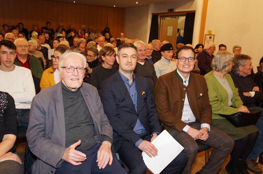 AS Donauschwaben: Aschheims Altbürgermeister Helmut Engelmann, der ukrainische Konsul in München, Taras Kulaixes, und Bürgermeister Florian Meier