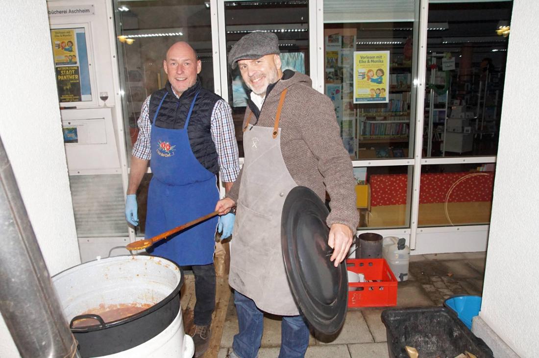AS Donauschwaben: Fünf Stunden hatten Christian Fürst und Bernhard Stilling (v.l.) am original Batschkaer Kesselgulasch geschnippelt und geköchelt. Über 180 Portionen konnten sie letztlich davon ausgeben