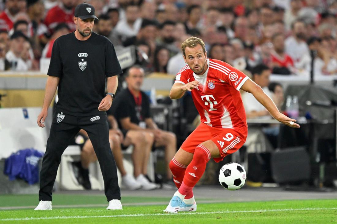 Sebastian Hoeneß hat Harry Kane beim Duell gegen den FCB genau im Blick.