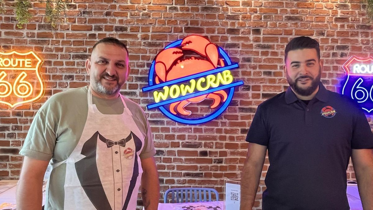 Salem Ahmed (links) hat Deutschlands erste Filiale von „Wowcrab“ in Düsseldorf eröffnet. Der Franchise-Chef aus Belgien (rechts) unterstützt das Team in der ersten Woche. 
