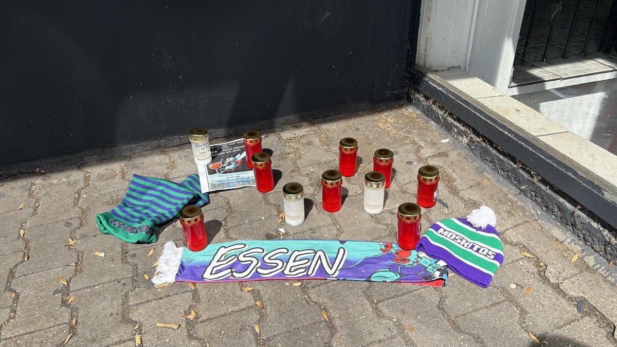 Die Fans der Moskitos Essen trauern um ihren Verein: Vor der Eissporthalle am Westbahnhof haben sie Grablichter aufgestellt.