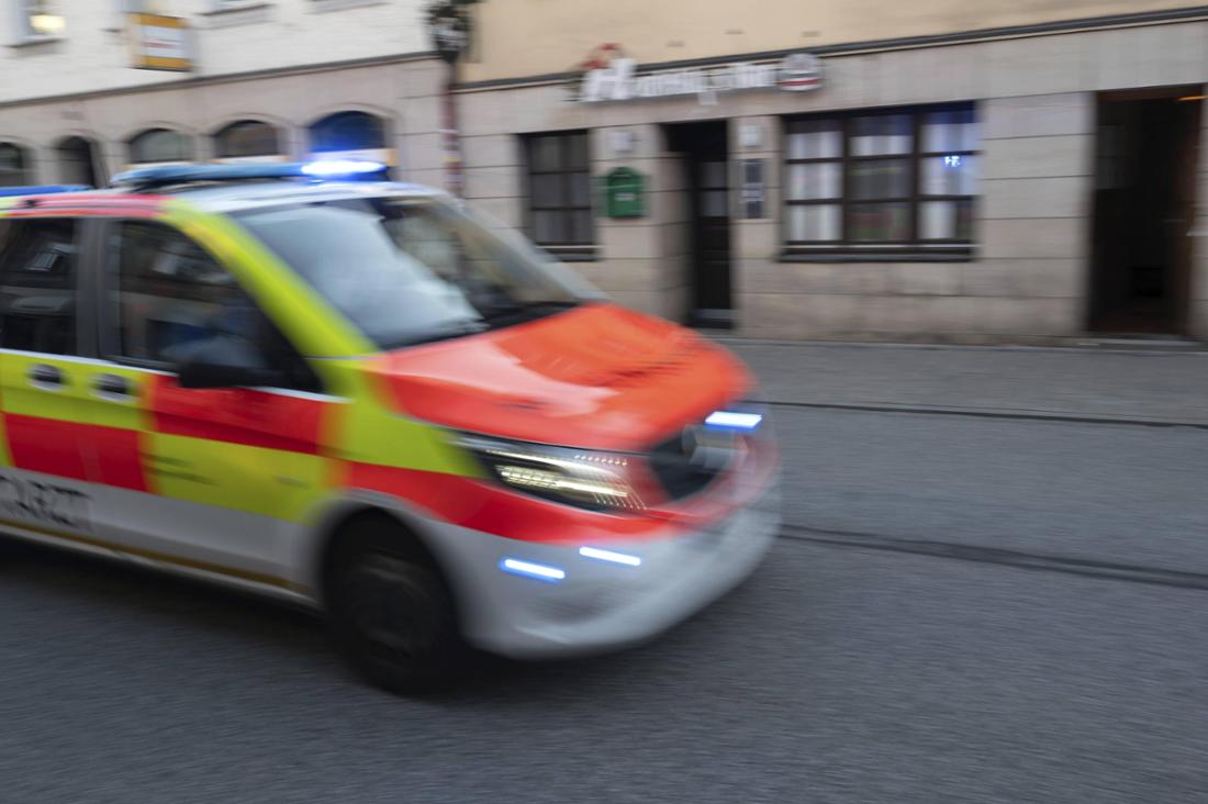 Rettungswagen im Einsatz, Bewegung, Erlangen, Mittelfranken, Bayern, Deutschland Ambulance in action, movement, Erlangen 