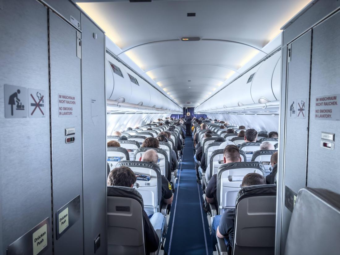 Auf ausgebuchten Flügen kann es in der Economy eng werden – gerade für übergewichtige Passagiere.
