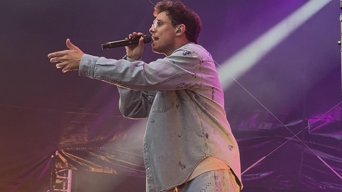 Live im Glashaus: Sänger Kamrad wird am Mittwoch, 17. Dezember, um 20 Uhr beim WDR2-Weihnachtswunder auftreten, bevor die finale Spendensumme verkündet wird. Live im Glashaus: Sänger Kamrad wird am Mittwoch, 17. Dezember, um 20 Uhr beim WDR2-Weihnachtswunder auftreten, bevor die finale Spendensumme verkündet wird.