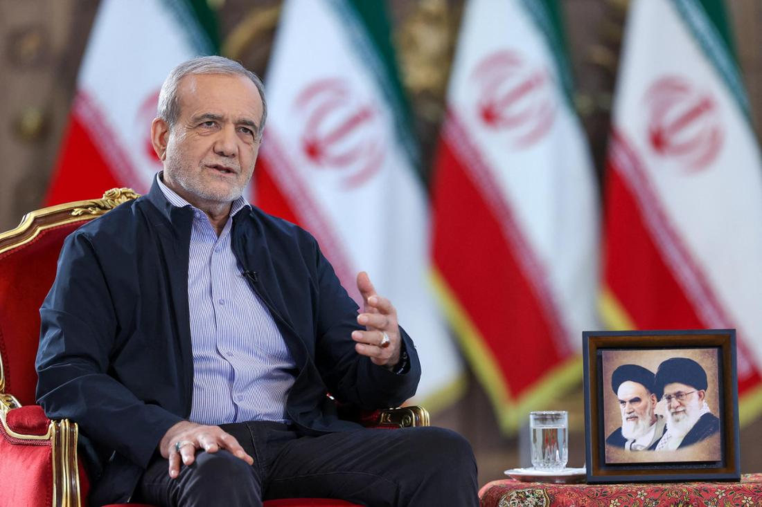 Ein vom Büro des iranischen Präsidenten am 30. August 2025 zur Verfügung gestelltes Foto zeigt Präsident Masoud Pezeshkian während eines Fernsehinterviews in Teheran.