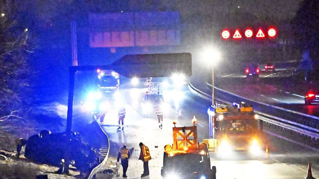 Einsatzkräfte bei der Unfallstelle auf der A94.