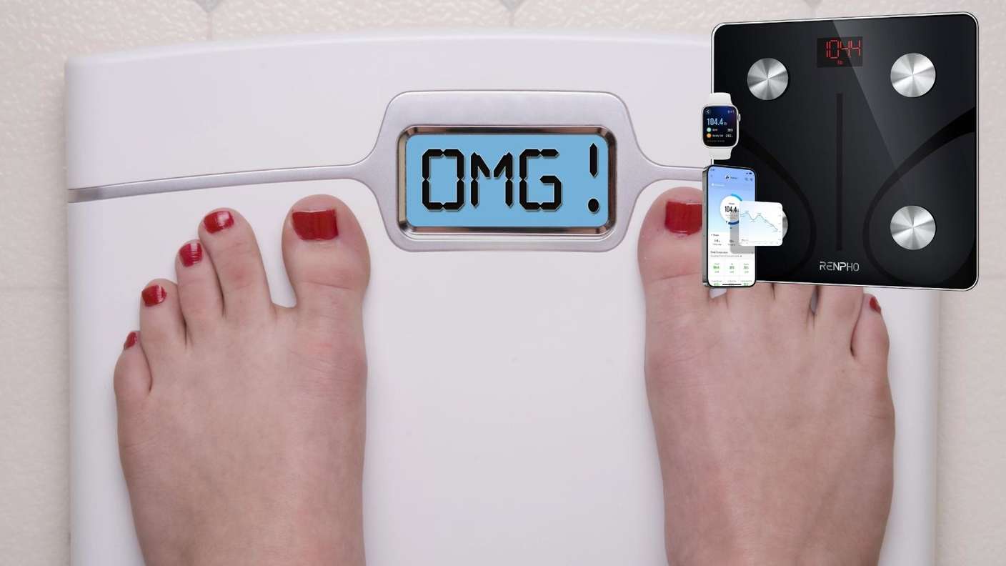 Frauenfüße stehen auf einer digitalen Körperwaage, die OMG anzeigt. Rechts oben ein Produktbild der Renpho Körperwaage