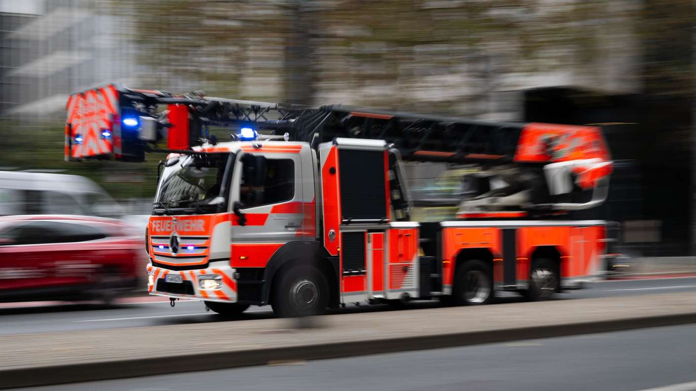 Die Feuerwehr Frankfurt ist mit einem Einsatzfahrzeug mit eingeschaltetem Blaulicht und Drehleiter im Einsatz. (zu dpa: „Brand in Gartencenter - keine Verletzten“) +++ dpa-Bildfunk +++