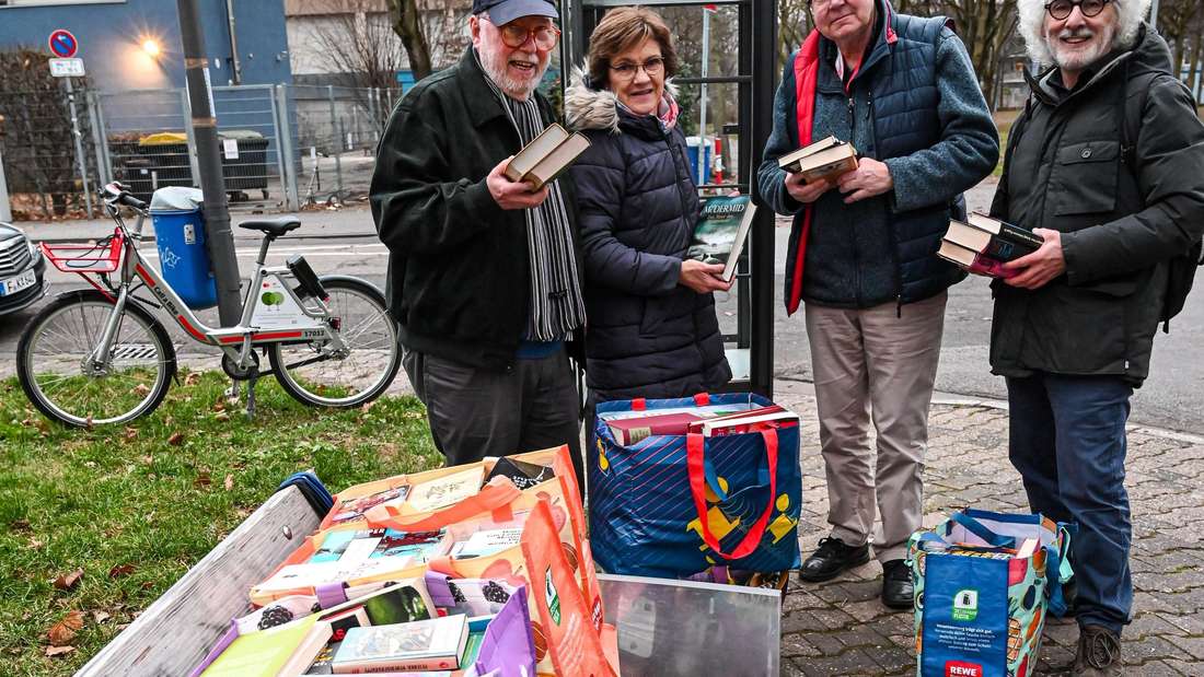 Frankfurt am Main, 28.12.2023, Staddteil Dornbusch, Ecke Ricarda-Huch-Strasse / Eichendorffstrass . Räumen den Bücherschrank leer, damit beim Jahreswechsel keine Bücher mutwillig angezündet werden: (v.l.) Manfred Höfken Fabienne und Friedrich Hesse und  Rachid Rawas.( c) FOTO.: Rainer Rüffer (Rueffer)