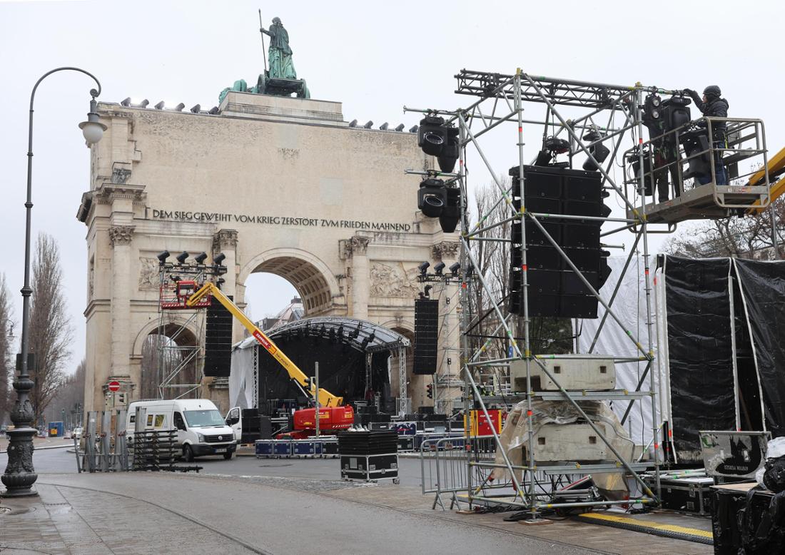 Aufbau für die Silvestermeile am Siegestor.