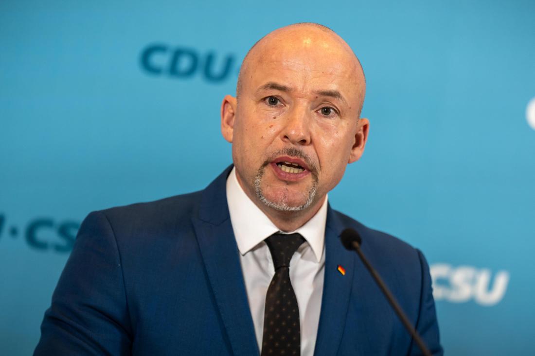 Alexander Hoffmann, CSU-Landesgruppenvorsitzender im Bundestag, spricht beim Pressestatement vor Beginn der Sitzung der Unions-Bundestagsfraktion.