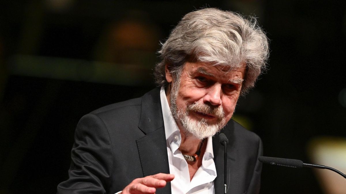 Reinhold Messner spricht in ein Mikrofon