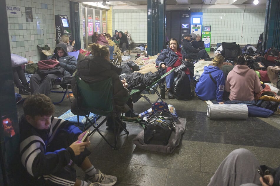 Bewohner der ukrainischen Hauptstadt Kiew suchten während der russischen Angriffe in U-Bahn-Stationen Schutz.