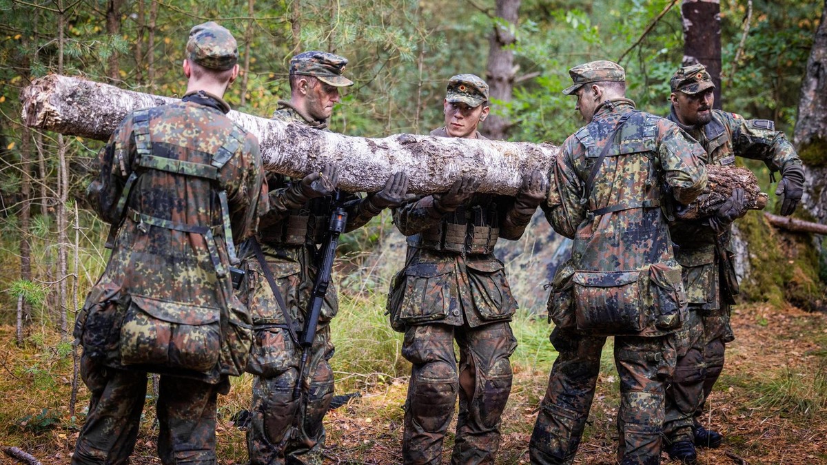 Soldaten waehrend der Basisausbildung auf dem Truppenuebungsplatz der Panzerdivision in Munster (Foto vom 16.09.2025). Junge Rekruten haben sich auf dem Truppenuebungsplatz Munster, dem groessten Heeresstandort in Deutschland mit 5.000 Soldaten, in ihrem ersten Biwak eingerichtet. Erstmals ueben sie, sich im Gelaende zu verteidigen. Sie haben sich freiwillig zum Wehrdienst gemeldet. (Siehe epd-Bericht und Video vom 09.10.2025) Warum junge Menschen sich freiwillig zum Wehrdienst melden