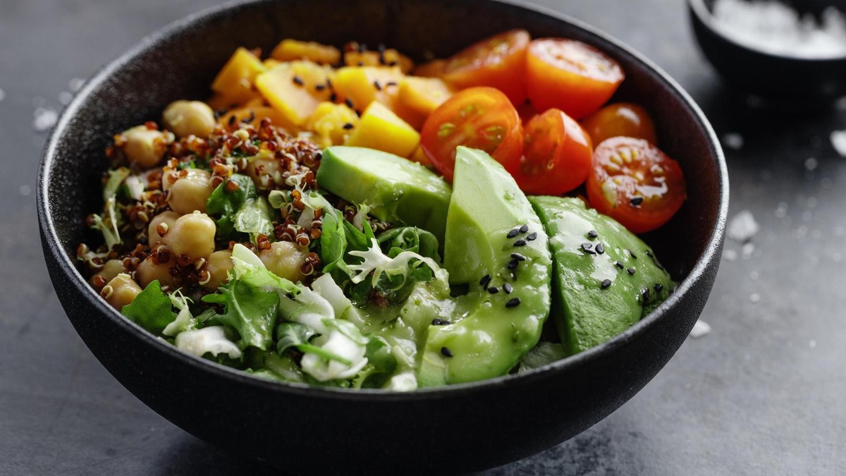 Eine Salat-Bowl mit Kichererbsen, Tomaten und Gurken