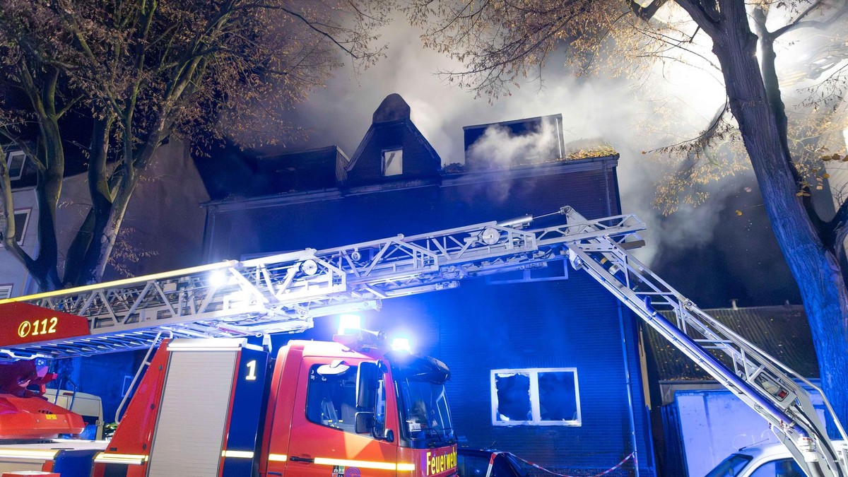 Dieses leerstehende Haus ist Mitte November komplett abgebrannt. Die Gelsenkirchener Feuerwehr war im Großeinsatz.