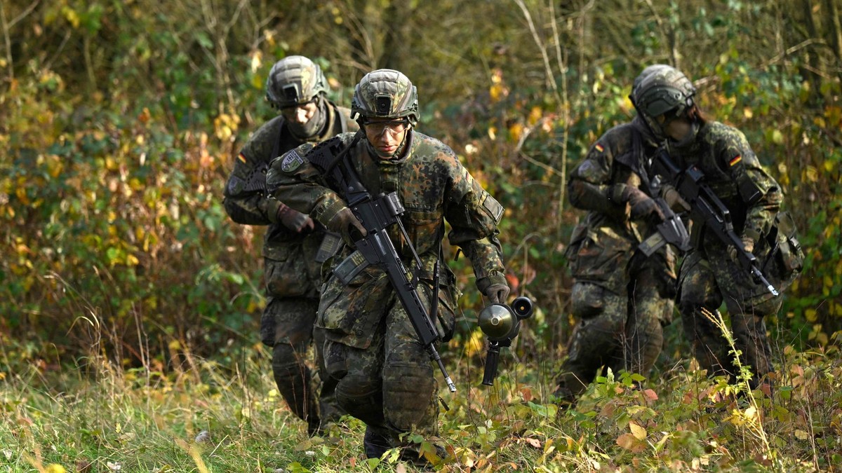 Recruits attend a tank destruction exercise in the field at the Westfalen-Kaserne barracks of the German armed forces (Bundeswehr) in Ahlen, western Germany, during a media day about the basic training for Bundeswehr recuits, on November 13, 2025. Germany's coalition government has agreed a new voluntary military service model, politicians said on November 13, 2025, after weeks of wrangling over whether there should be a compulsory element. From the year 2026, all 18-year-old men will have to fill in a questionnaire on whether they would want to serve and undergo an armed forces physical test, if the plan is adopted. (Photo by Ina FASSBENDER / AFP) Recruits attend a tank destruction exercise in the field at the Westfalen-Kaserne barracks of the German armed forces (Bundeswehr) in Ahlen, western Germany, during a media day about the basic training for Bundeswehr recuits, on November 13, 2025. Germany's coalition government has agreed a new voluntary military service model, politicians said on November 13, 2025, after weeks of wrangling over whether there should be a compulsory element. From the year 2026, all 18-year-old men will have to fill in a questionnaire on whether they would want to serve and undergo an armed forces physical test, if the plan is adopted. (Photo by Ina FASSBENDER / AFP)