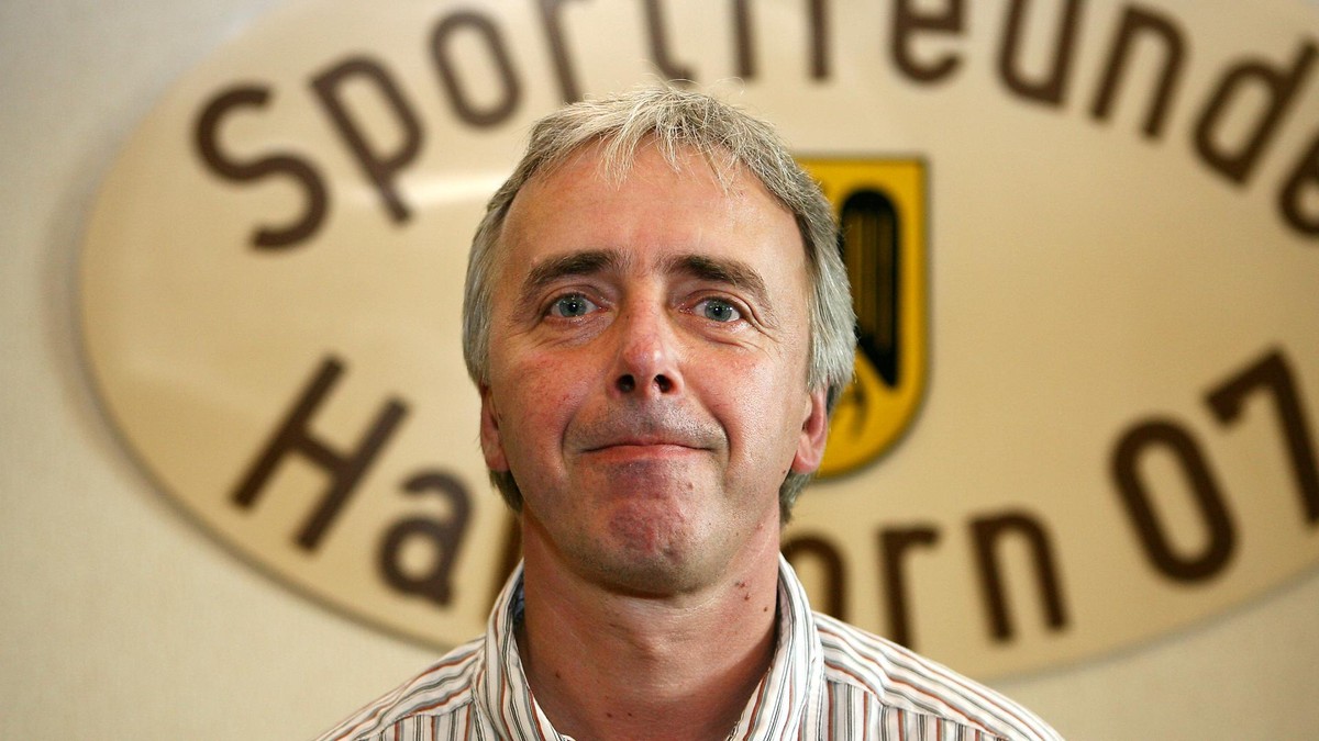 Ernst Schneider vor dem Wappen seiner Sportfreunde Hamborn 07. Ernst Schneider vor dem Wappen seiner Sportfreunde Hamborn 07.