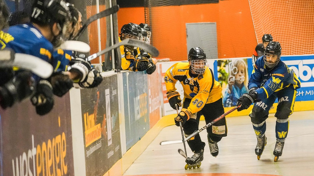 Enrico Saccomani (rechts) und die Eagles Essen-West können sich am Samstag im entscheidenden Finalduell den Meistertitel in der Skaterhockey-Bundesliga sichern. Skaterhockey in Essen