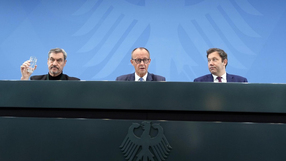 dpatopbilder - 28.11.2025, Berlin: Markus Söder (l-r, CSU), Ministerpräsident von Bayern und CSU-Vorsitzender, Bundeskanzler Friedrich Merz (CDU) und Lars Klingbeil (SPD), Bundesminister der Finanzen, nehmen an der Pressekonferenz der Koalitionsspitzen zu den Ergebnissen des Koalitionsausschusses teil. Bei den Beratungen der Spitzen von Union und SPD stand das Thema Rente im Mittelpunkt. Foto: Michael Kappeler/dpa +++ dpa-Bildfunk +++ Koalitionsausschuss