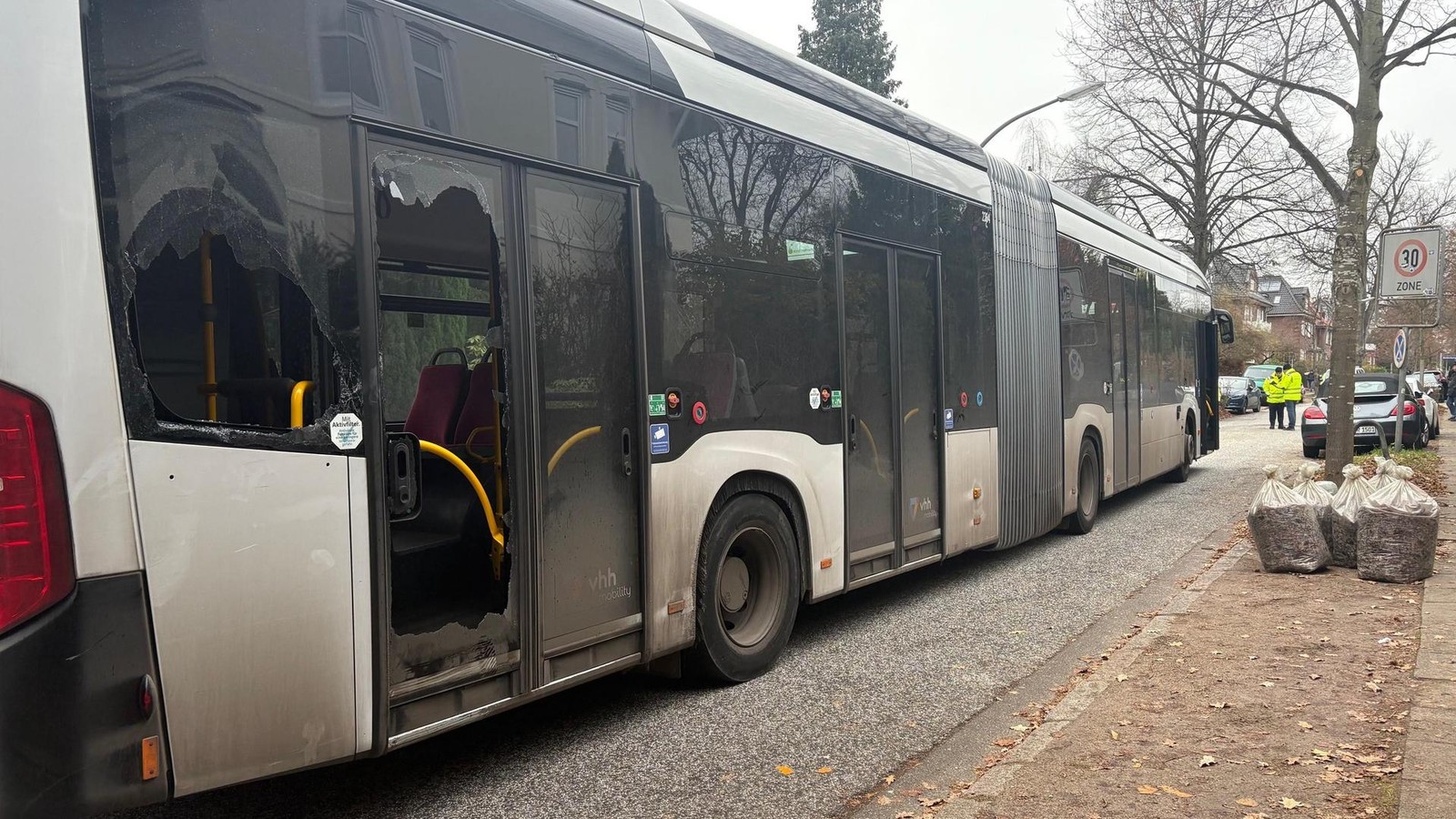 Radfahrer (17) schwebt nach Zusammenstoß mit Bus in Lebensgefahr, Polizei Hamburg ermittelt