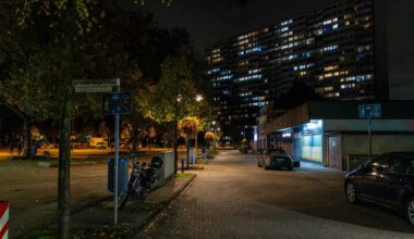 Gruppe prügelt Männer mit Schlagstöcken aus VW Golf