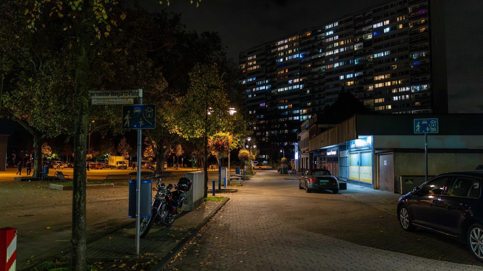 Gruppe prügelt Männer mit Schlagstöcken aus VW Golf