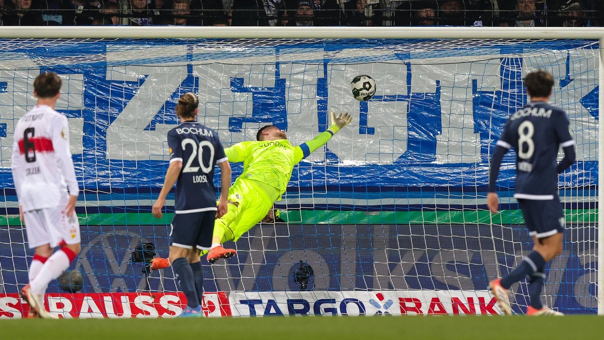 firo :  03.12.2025Fussball, Fußball, DFB-Pokal, Saison 2025/2026, Achtelfinale, Pokal,VfL Bochum 1848 - VfB StuttgartTor zum 0:1 gegen Torwart Timo Horn, Bochum(c) WORLDRIGHTS !!!Es gelten unsere AGB, einsehbar auf www.firosportphoto.,copyright by firo sportphoto:Stockhover Weg 17aD-48249 Dülmenwww.firosportphoto.demail@firosportphoto.deKontoverbindung :(V o l k s b a n k   B o c h u m - W i t t e n )IBAN : DE68430601290341117100BIC : GENODEM1BOCTel:  +49-2594-9916004Fax: +49-2594-9916005