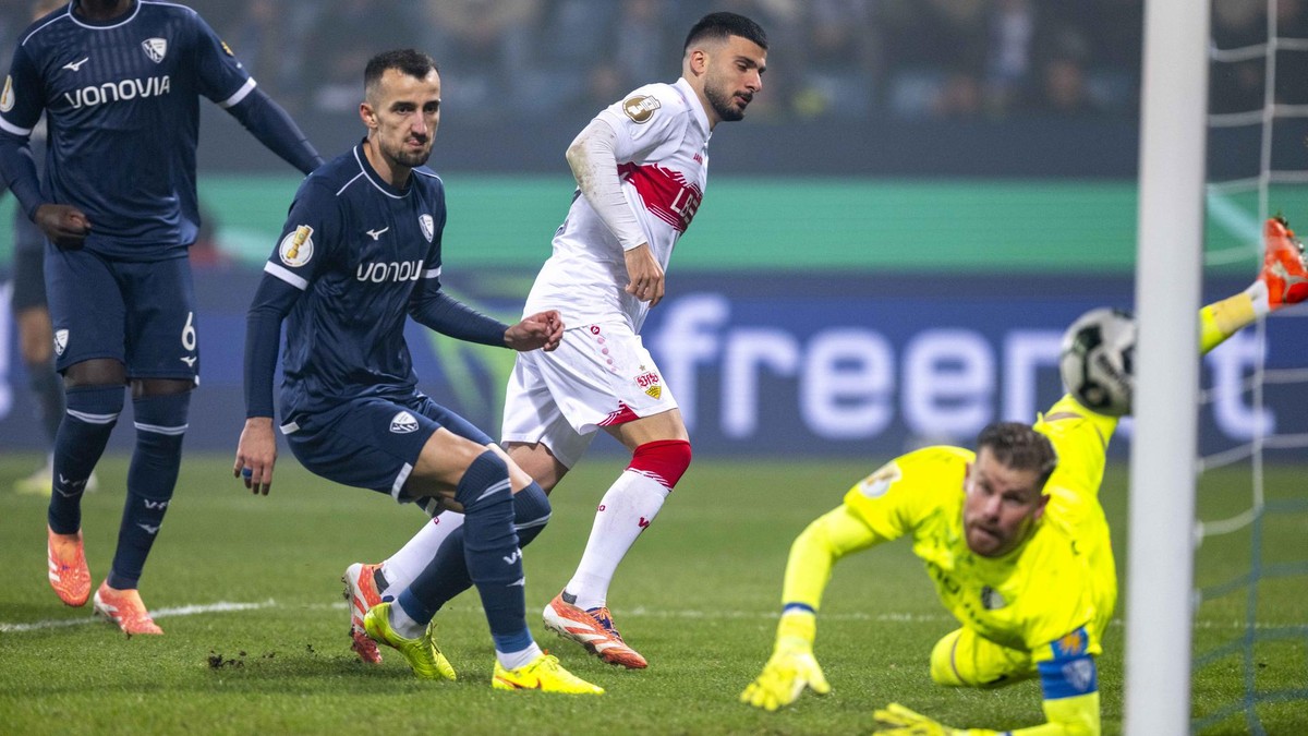 Deniz Undav (Mitte) macht alle Träume des VfL Bochum im DFB-Pokal zunichte. 