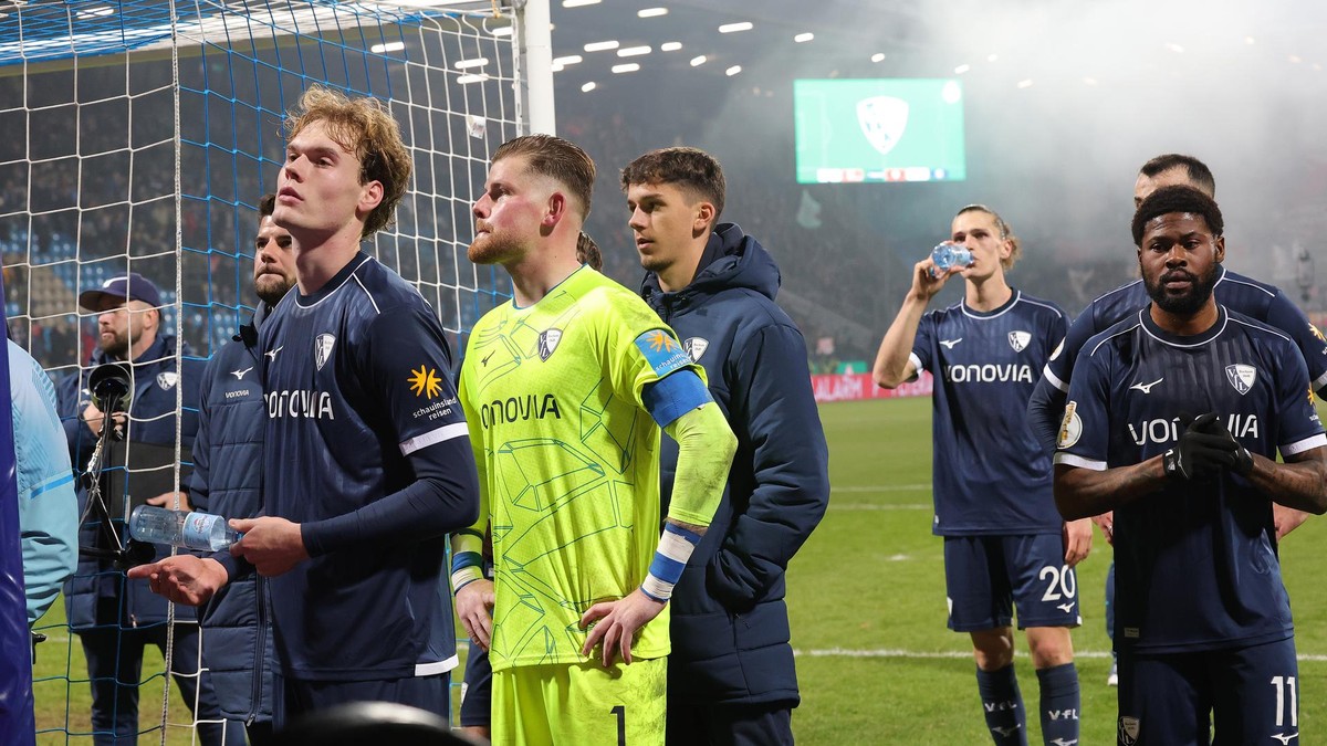 Enttäuschung bei den Profis des VfL Bochum nach dem 0:2 im DFB-Pokal gegen Stuttgart.