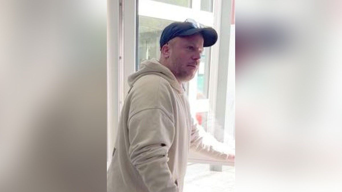 Die Polizei sucht diesen Mann.