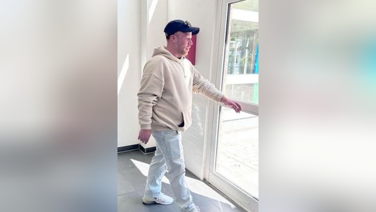 Die Polizei sucht diesen Mann.