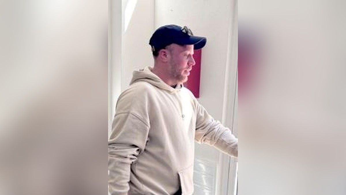 Die Polizei sucht diesen Mann.